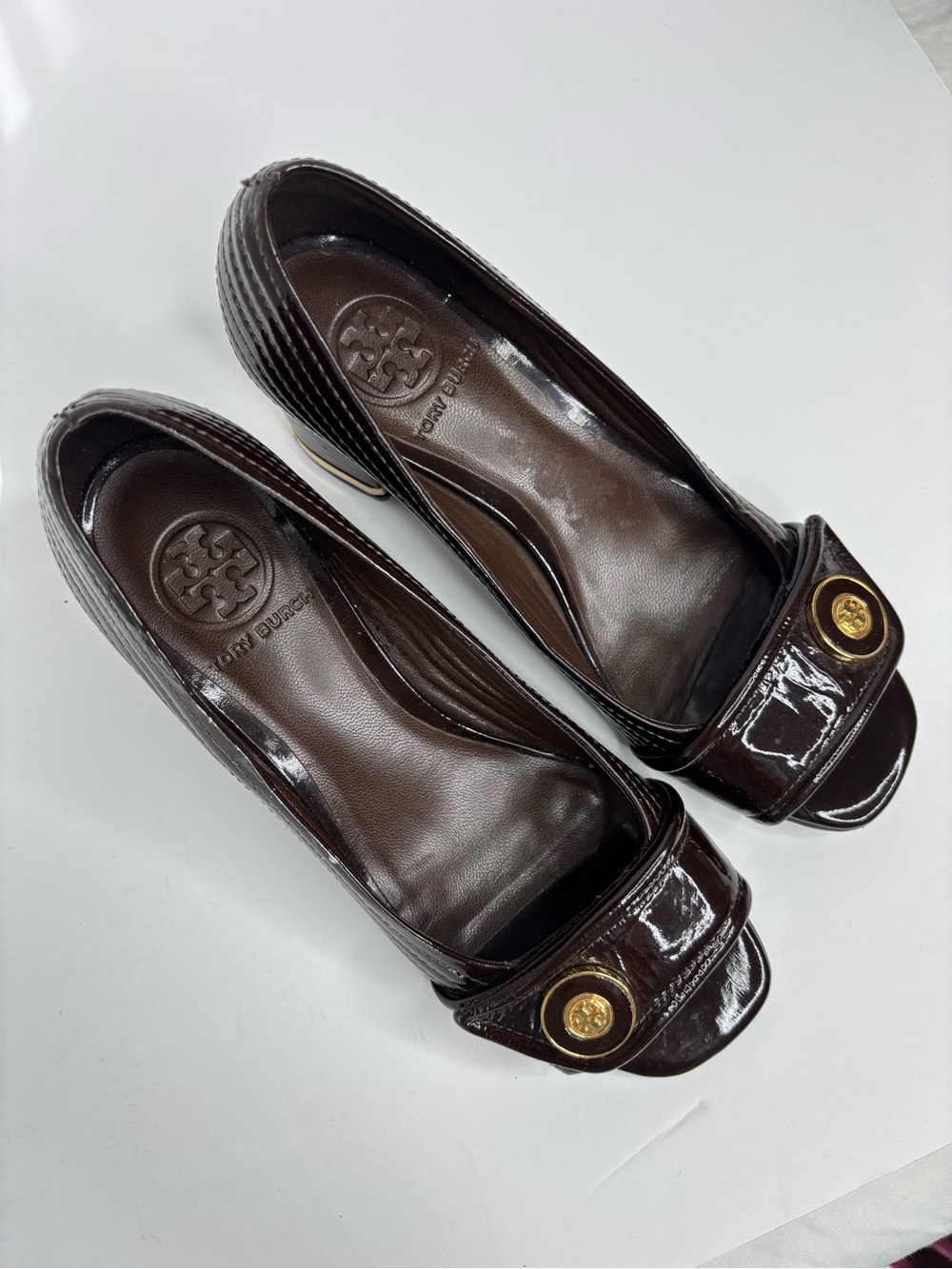 Tory Burch Brown Patent Leather Peep-Toe Flats Gold Tone Meddalion Accent 6.5M